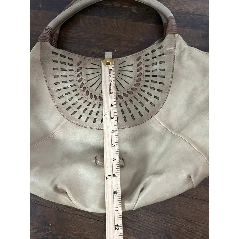 Pikolinos hobo-style leather shoulder bag Sundial Pattern Marfil Artisanal Boho